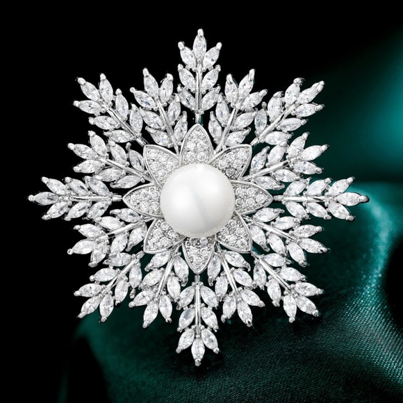 Snowflake White Gold Plated Copper Brooch Snowflake Zircon Stone Brooch Pin - Picture 4 of 4